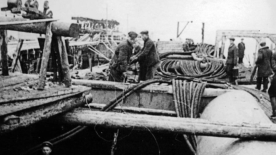 Укладка кабеля на дно Ладожского озера. 23 сентября 1942 года