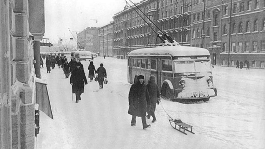 Остановившиеся из-за отсутствия электричества троллейбусы на улице Ленинграда. 1941 год