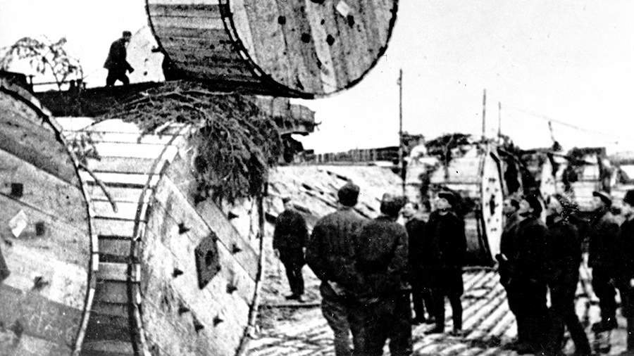 Подготовка к укладке кабеля на дно Ладожского озера. 1942 год