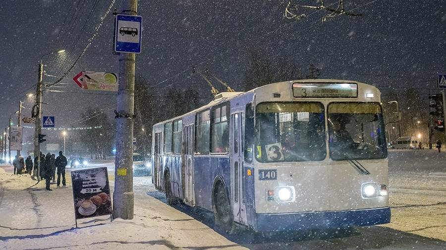 Троллейбус едет по улице Богдана Хмельницкого в Омске