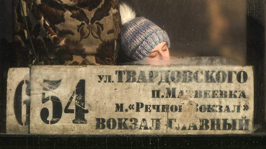 Девушка у окна автобуса в Новосибирске