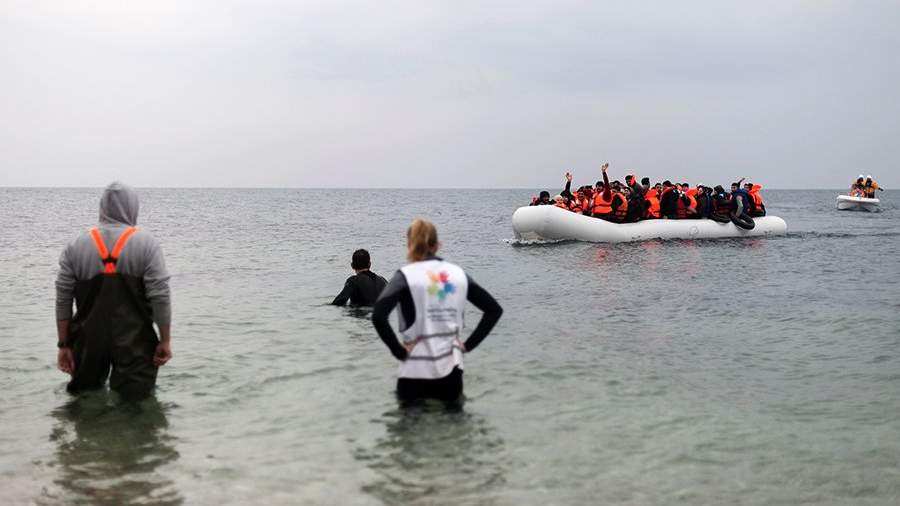 Лодка с мигрантами прибывает к острову Кос