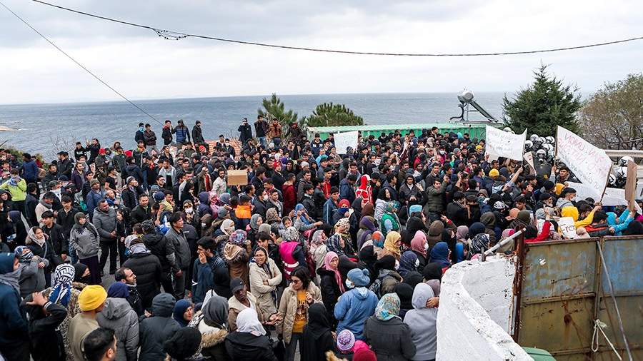 Столкновения мигрантов с греческой полицией на острове Лесбос