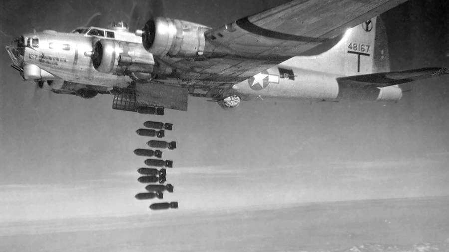 Американский бомбардировщик Б-17 «Летающая крепость» сбрасывает бомбы