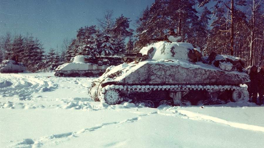 Американские танки «Шерман» во время сражения в Арденнах. Январь 1945 года