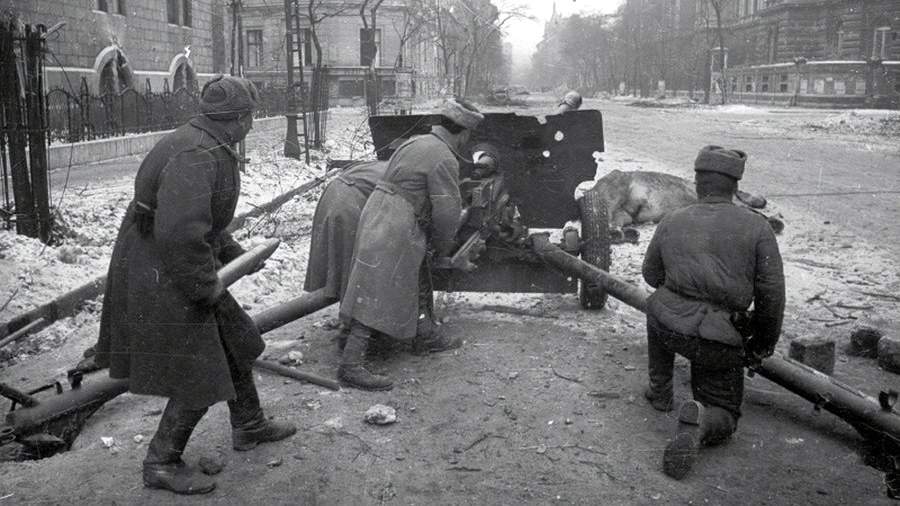 Советские артиллеристы ведут огонь в Будапеште. Февраль 1945 года