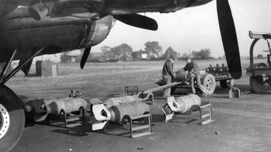 Подготовка американского бомбардировщика Б-17 «Летающая крепость» к боевому вылету