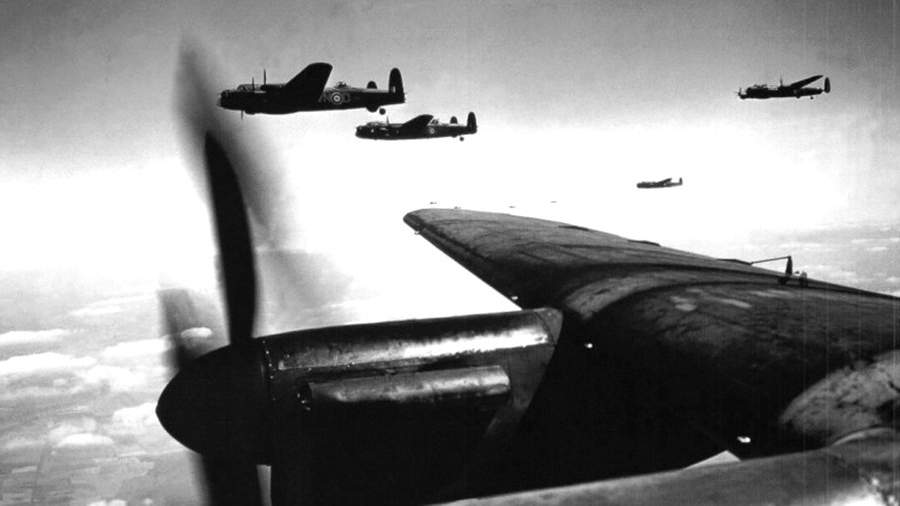 Британские бомбардировщики «Ланкастер» во время боевого вылета