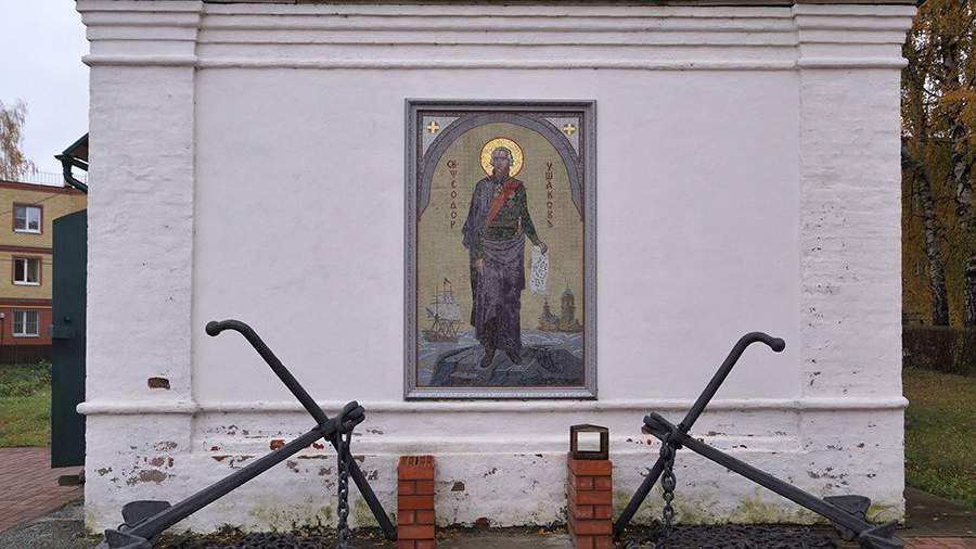 Мозаичный лик праведного воина Феодора Ушакова на западном фасаде колокольни Санаксарского монастыря