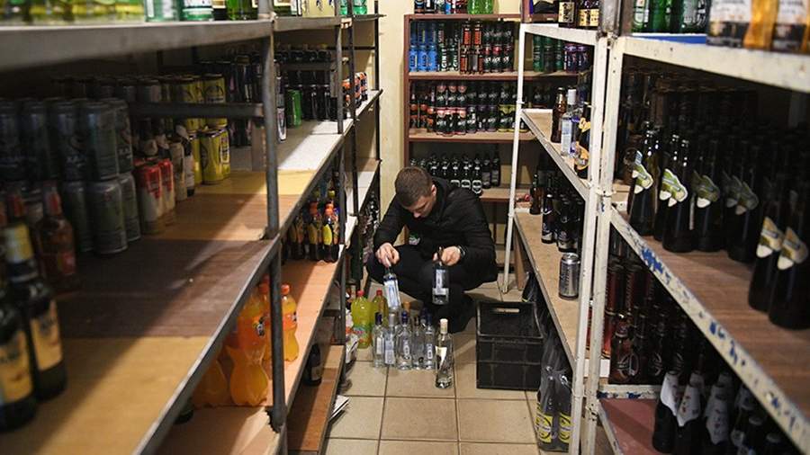 Рейд сотрудников полиции, департамента региональной безопасности и департамента торговли по выявлению точек продажи контрафактного алкоголя в одном из продуктовых магазинов