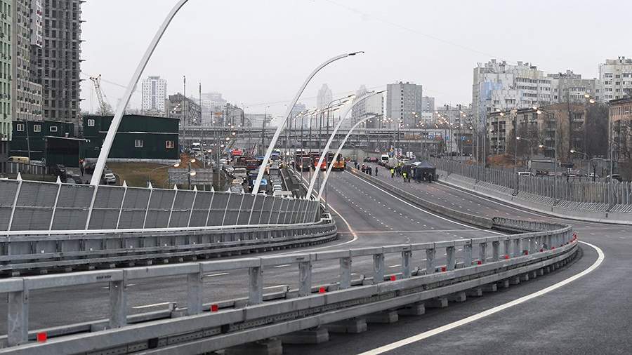 На открытии движения транспорта по новому пятипролетному автомобильному мосту через Карамышевское спрямление Москвы-реки на Северо-Западной хорде