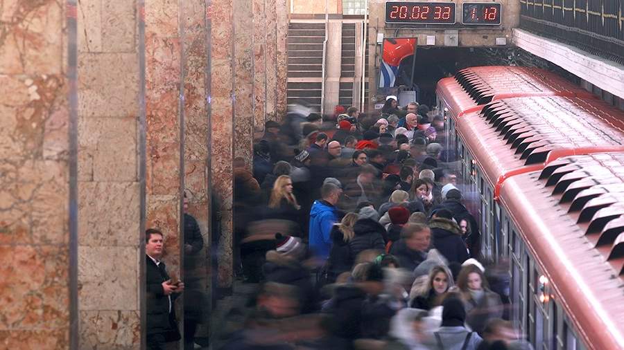Пассажиры в час пик на станции «Комсомольская» Сокольнической линии Московского метрополитена