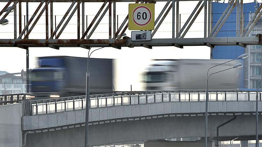 Знак «Фотофиксация» над дорогой