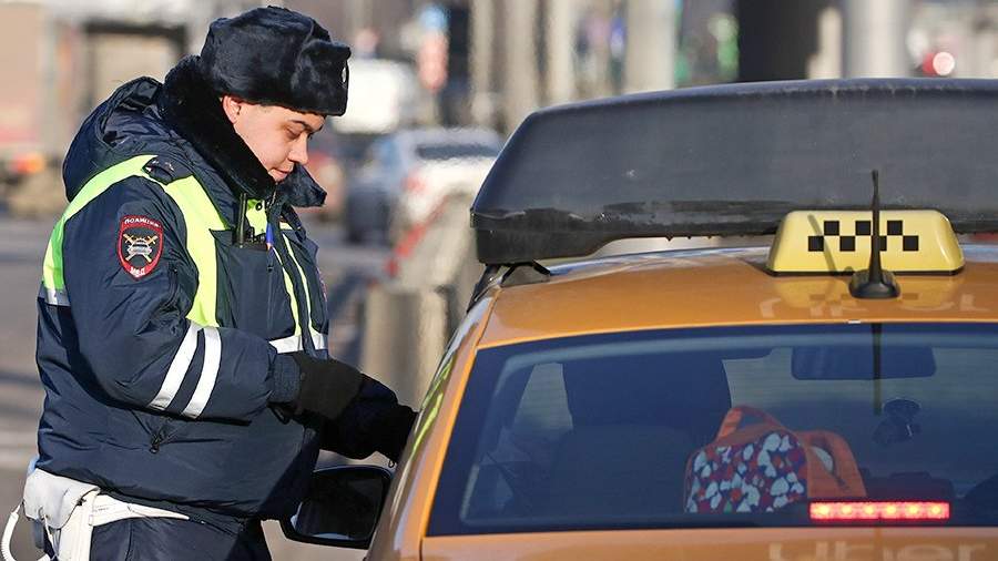 Сотрудник дорожно-патрульной службы во время проверки документов на улице города