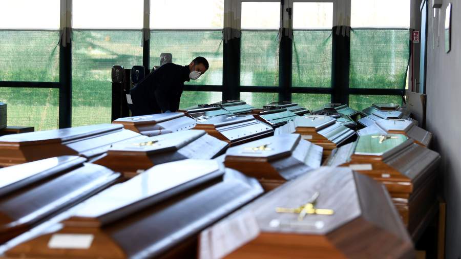 Гробы людей умерших от коронавирусной болезни (COVID-19), в крематории в городе Серравалле-Скривия, Италия