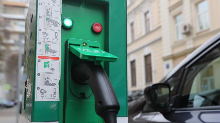 Сделают зарядку: в РФ создадут сеть бесконтактных ЭЗС для электромобилей