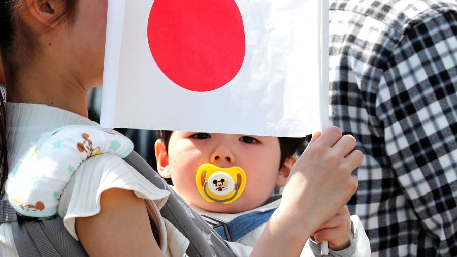 Ребенок с флагом Японии