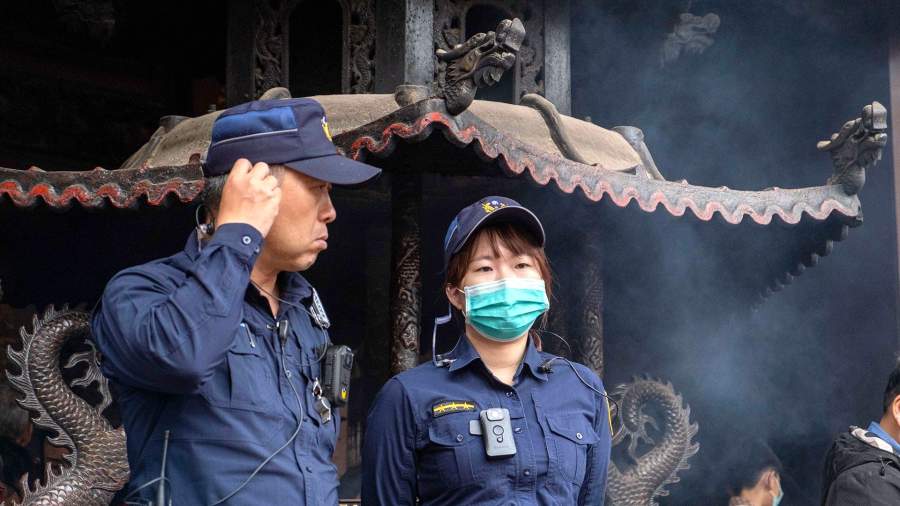 Сотрудники полиции у входа в храм в Тайбэе