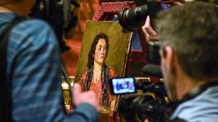 Журналисты снимают картину художника Бориса Иогансона «Портрет женщины с гранатовым кулоном» во время торжественной церемонии ее передачи в Русский музей