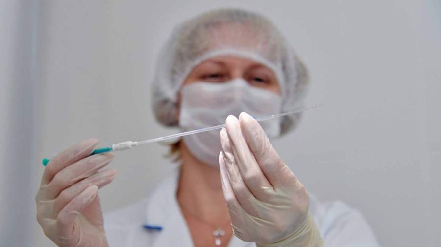 Сотрудница лаборатории перинатального центра