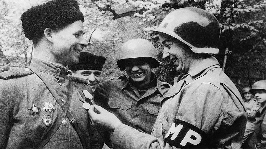 Встреча на эльбе что это значит. tass. Встреча на эльбе что это значит фото. Встреча на эльбе что это значит-tass. картинка Встреча на эльбе что это значит. картинка tass. По одной из версий, 25 апреля 1945 года вблизи немецкого города Торгау, который расположен на реке Эльбе, советская и американская армия объединили свои усилия, чтобы окончательно разгромить вооруженные силы Германии. В результате совместных боев остатки фашистской армии были расколоты на северную и южную части, которые стали стремительно отступать.