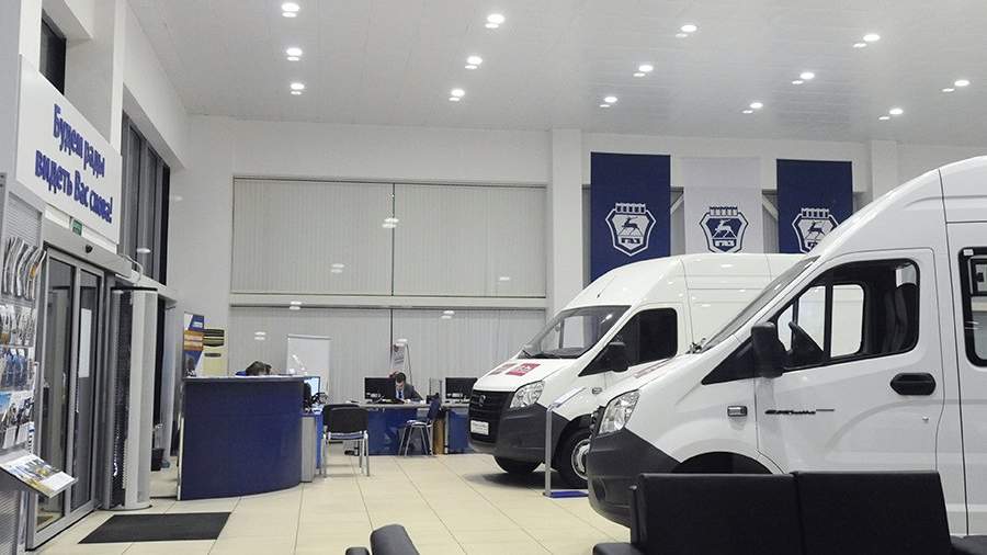 Автомобили «ГАЗель NEXT» в демонстрационном зале автоцентра в Тамбове