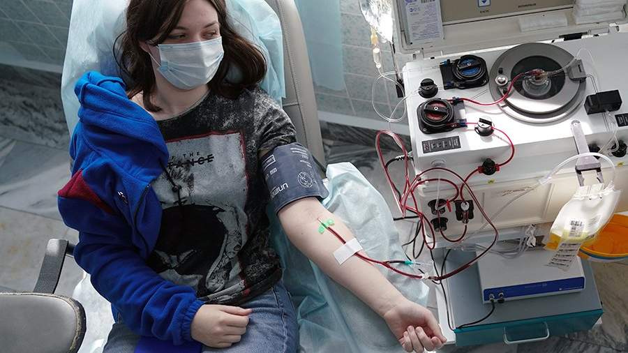 Фельдшер скорой помощи Светлана Пименова, переболевшая коронавирусной инфекцией, сдает плазму крови с антителами на COVID-19