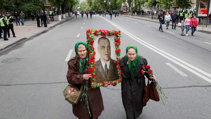 Бабушки несут портрет Георгия Жукова