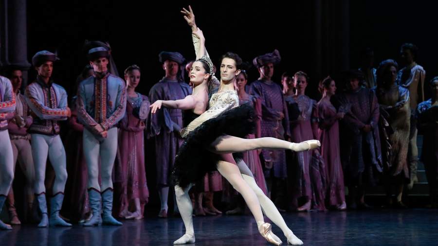 Матье Ганьо в балете «Лебединое озеро»