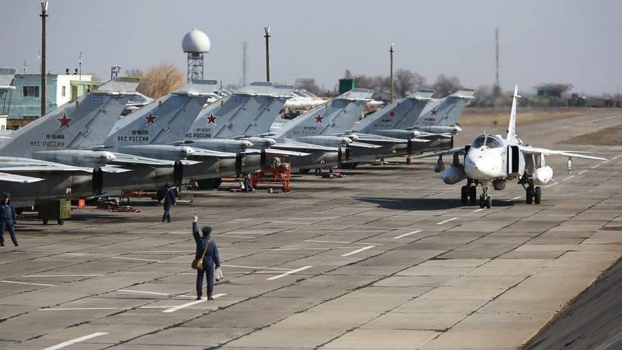 Бомбардировщики Су-24М авиаполка Южного военного округа во время летно-тактических учений в Волгоградской области
