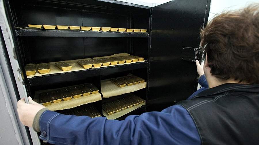 Слитки золота на складе готовой продукции на ОАО «Приокский завод цветных металлов» в городе Касимов