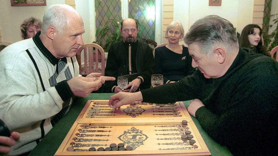 Писатель-сатирик Анатолий Трушкин (слева) и киноактер Алекандр Белявский во время первого звездного чемпионата по нардам