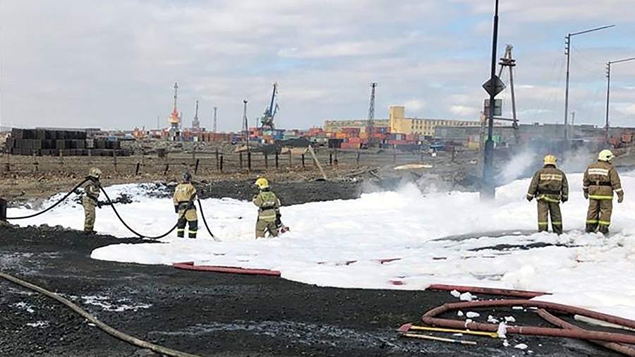 Сотрудники МЧС России во время тушения пожара на ТЭЦ-3 Норильска, где легковой автомобиль въехал в резервуар №5 для хранения дизельного топлива