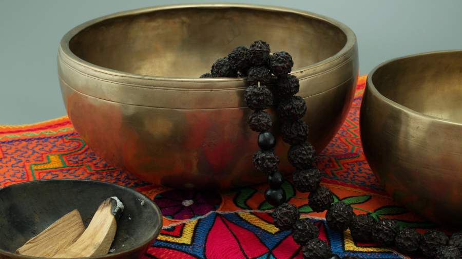 Лечить — только портить: кабмин просят взять под контроль целителей