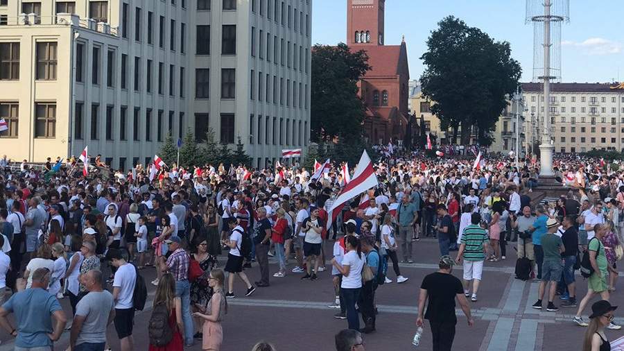 Протестующие на Площади Независимости в Минске 