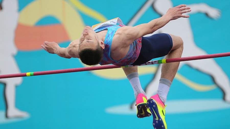 Данил Лысенко выполняет прыжок в высоту на соревнованиях по легкой атлетике
