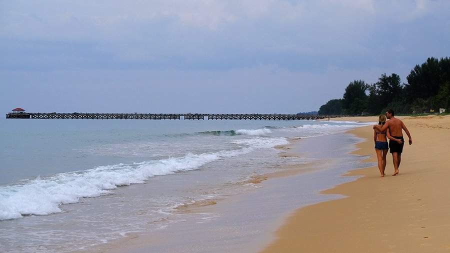 Туристы идут по берегу Андаманского моря в Таиланде