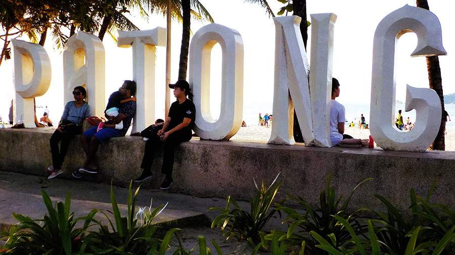 Туристы на пляже Патонга