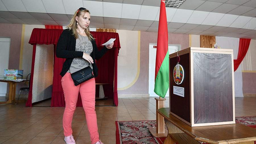 Женщина досрочно голосует на выборах президента Белоруссии на избирательном участке в поселке Октябрьский в Гомельской области