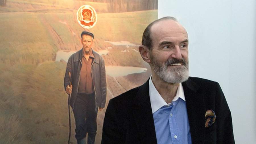 Artist Erik Bulatov near his painting 