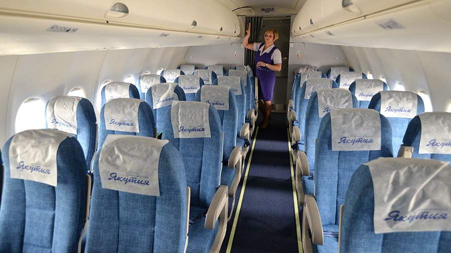 Бортпроводница в салоне самолета Sukhoi Superjet 100 авиакомпании «Якутия»