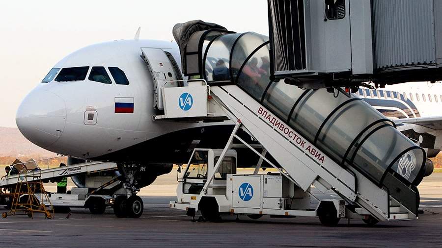 Самолет Airbus А319 дальневосточной авиакомпании «Аврора» во время подготовки к вылету в международном аэропорту города Владивостока