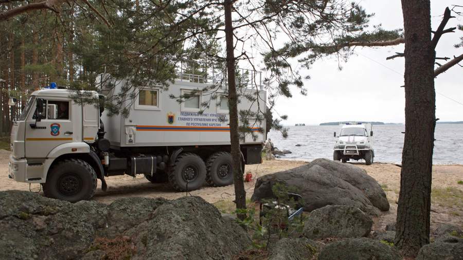 Автомобиль МЧС РФ на месте проведения поисково-спасательной операции в районе озера Сямозеро в Карелии