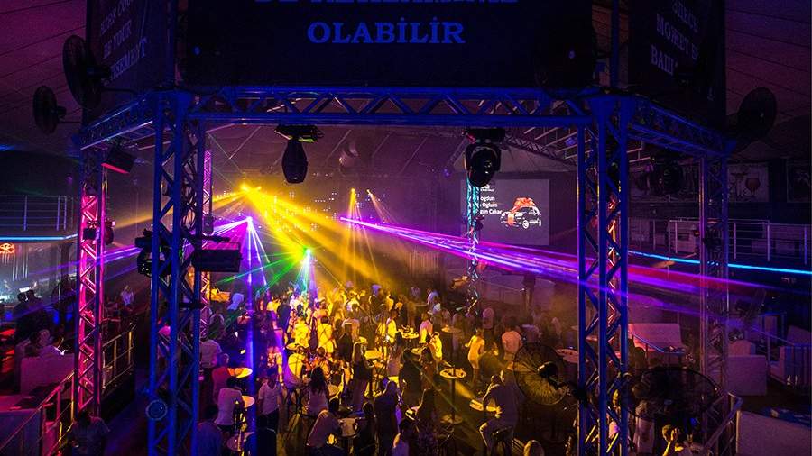 Отдыхающие в ночном клубе в Турции
