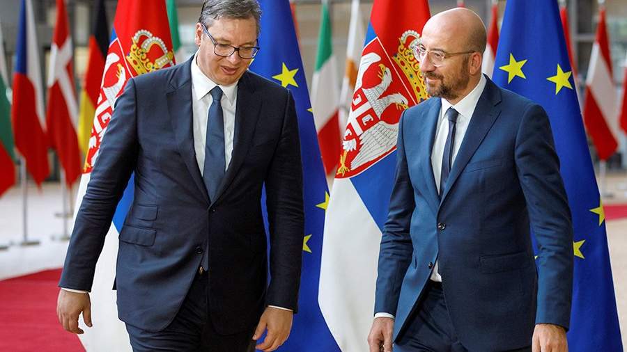 Президент Сербии Александр Вучич и председатель Европейского совета Шарль Мишель на саммите ЕС в Брюсселе. 26 июня 2020 года