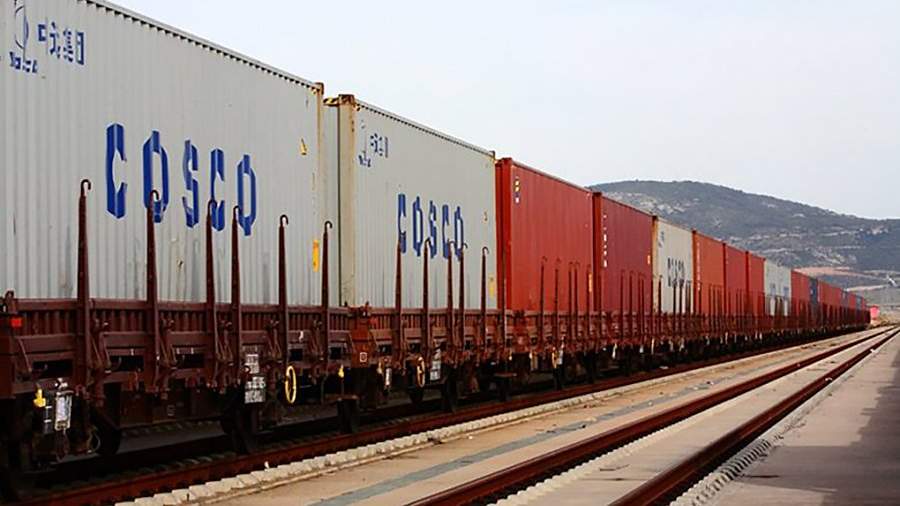 Контейнеры компании COSCO Shipping на железнодорожных платформах в Греции