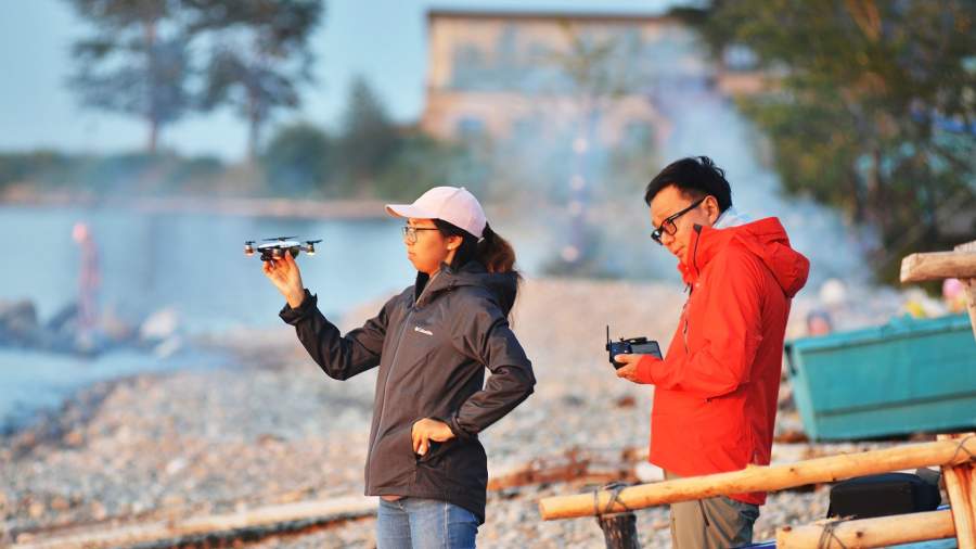 Китайские туристы на берегу озера Байкал