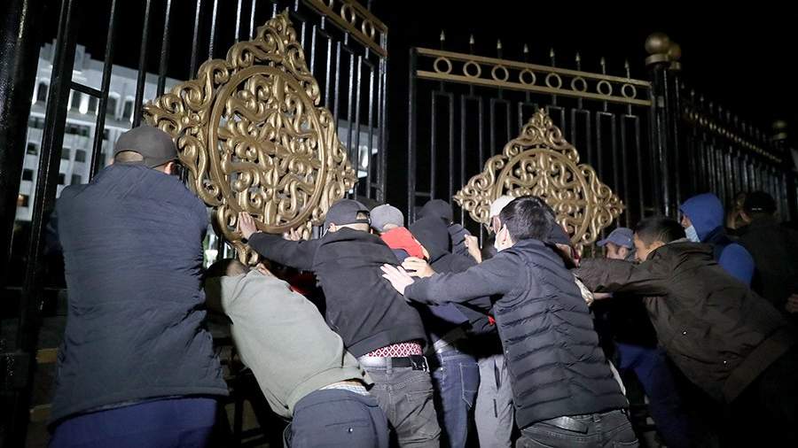 Протестующие ломают ворота парламента Киргизии в Бишкеке. 5 октября 2020 года