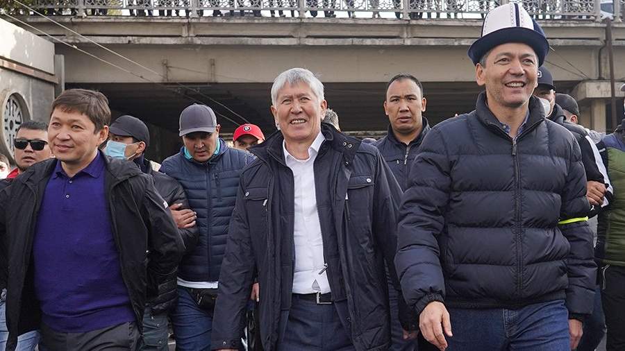Бывший президент Киргизии Алмазбек Атамбаев (в центре) и бывшие премьер-министры Киргизии Сапар Исаков (слева), Омурбек Бабанов (справа) во время митинга своих сторонников в центре Бишкека
