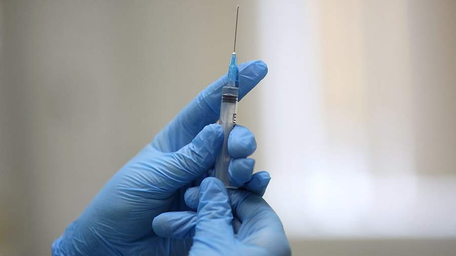 Медсестра держит шприц перед вакцинацией от коронавируса